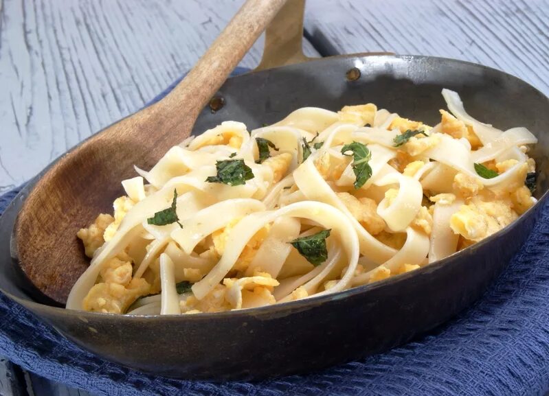 Макароны с яйцом на сковороде фото Макароны с яйцом и сыром