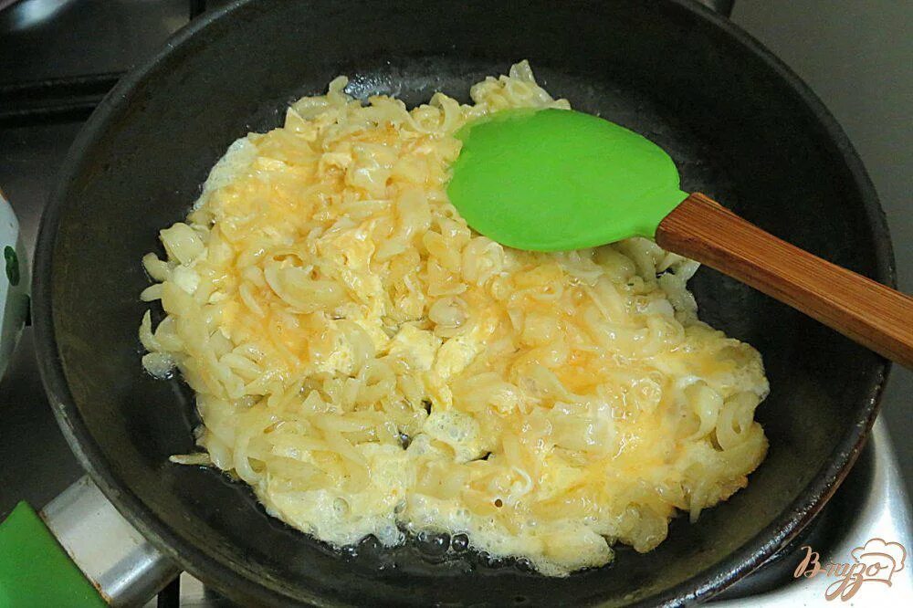 Макароны с яйцом на сковороде фото Макароны жареные с яйцом - рецепты с фото на vpuzo.com
