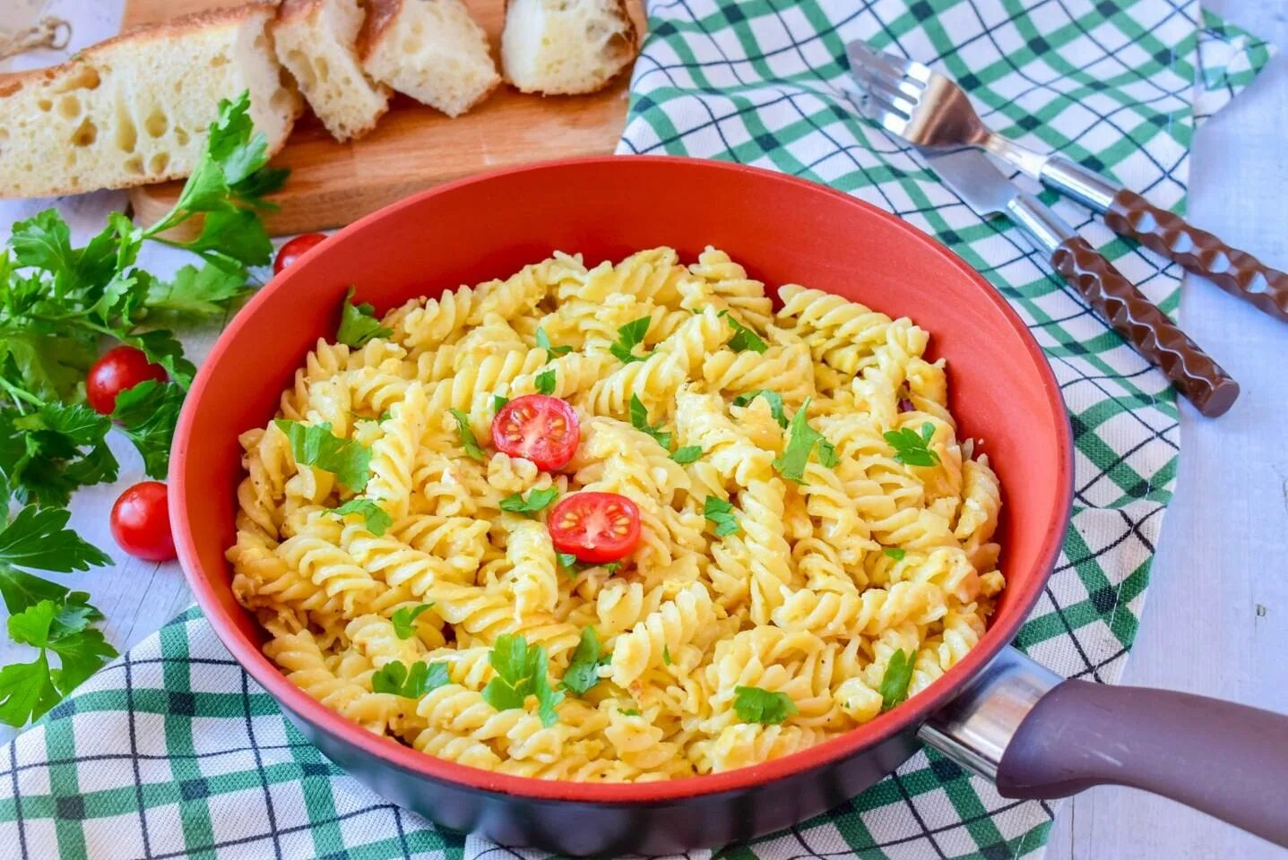 Макароны с яйцом на сковороде фото Макароны с сыром и яйцом на сковороде рецепт с фото пошагово - 1000.menu