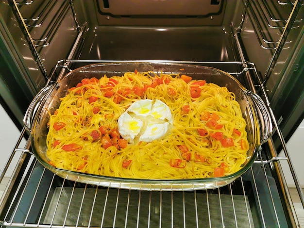 Макароны в духовке фото Паста в духовке с помидорами и сыром камамбер спагетти Премиум Фото