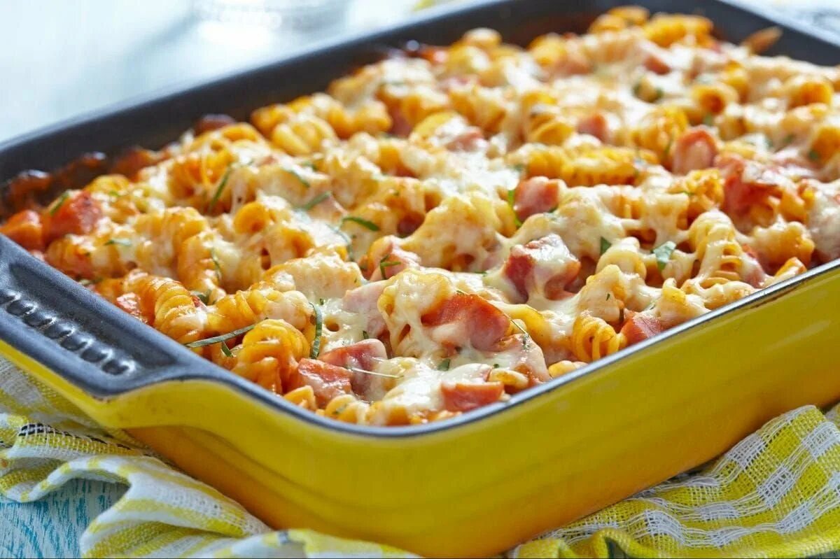 Макароны в духовке фото Макароны на ужин с колбасками, помидором и сыром, когда мало времени на готовку 