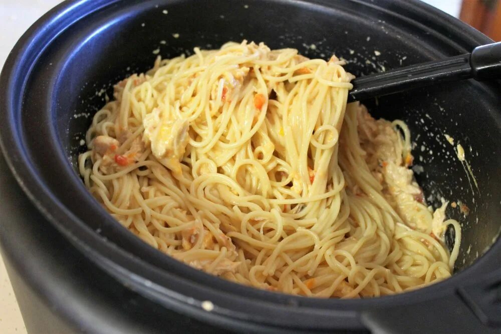 Макароны в кастрюле фото Slow Cooker Cheesy Chicken Spaghetti - Splendry