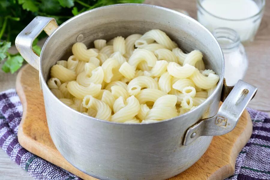 Макароны в кастрюле фото Макароны с сыром и молоком - пошаговый рецепт с фото на Повар.ру