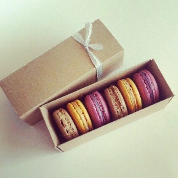 Макароны в коробке фото Unique Wedding Favor Idea: Macarons in Colorful Gift Boxes