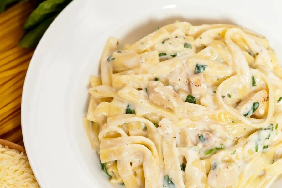 Макароны в сливочном соусе фото Instant Pot Chicken Fettuccine Alfredo Recipe Chicken alfredo recipes, Instant p