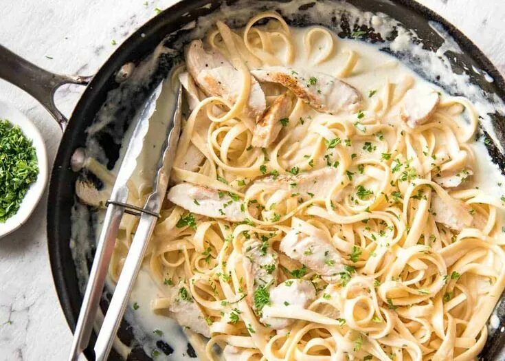 Макароны в сливочном соусе фото One Pot Chicken Alfredo Pasta Recipe Pasta recipes alfredo, Chicken alfredo past