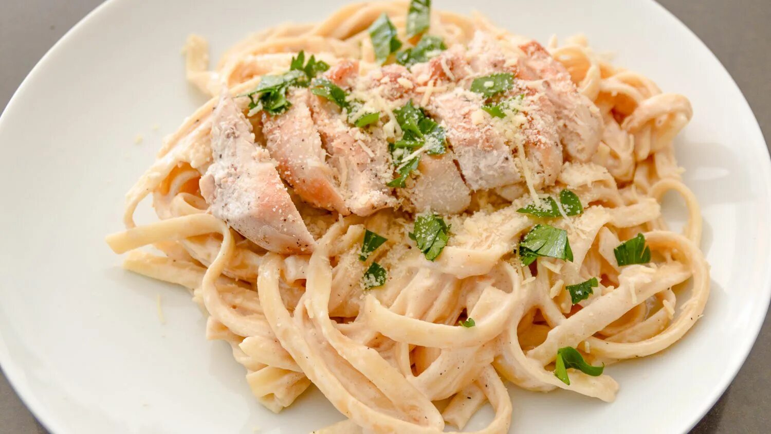 Макароны в сливочном соусе фото How to Cook Chicken Alfredo. Chicken alfredo might seem like an indulgence that 
