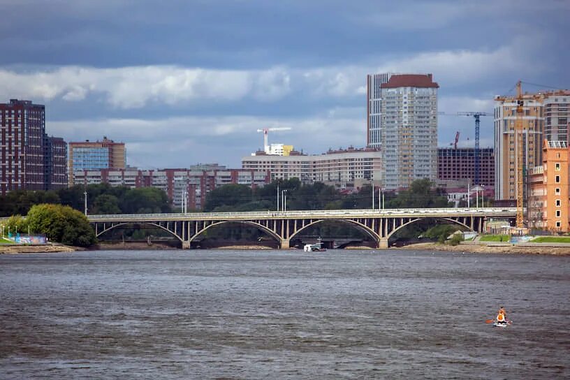 Макаровский екатеринбург ул челюскинцев фото В Екатеринбурге открыли движение по Макаровскому мосту после его реконструкции -
