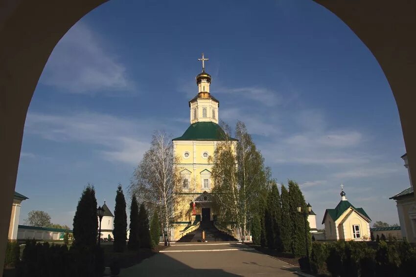 Макаровский монастырь саранск фото Иоанно-Богословский Макаровский мужской монастырь. Собор Иоанна Богослова, Макар
