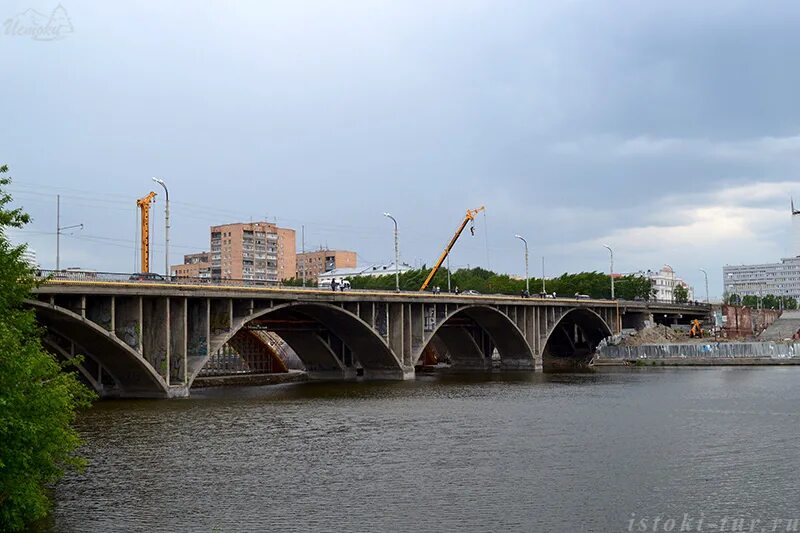 Макаровский мост екатеринбург фото Екатеринбург перед дождём. Прогулка по набережной у Макаровского моста Истоки