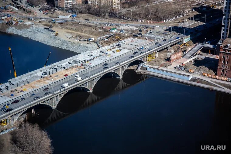 Макаровский мост екатеринбург фото Автомобилисты поставили под угрозу открытие Макаровского моста в Екатеринбурге. 