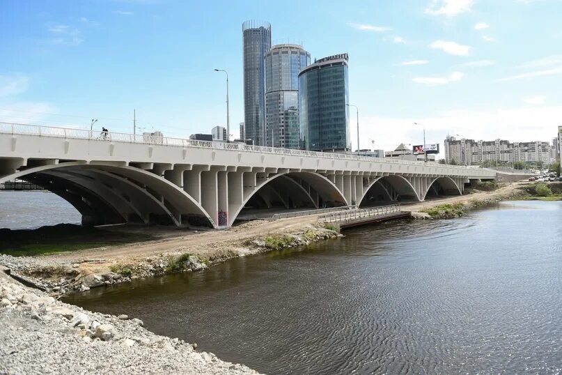 Макаровский мост екатеринбург фото В городском пруду утонул 26-летний мужчина. Он решил искупаться в районе Макаров