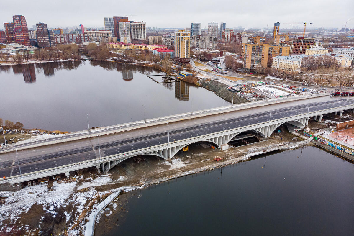 Макаровский мост екатеринбург фото Макаровский мост сдали ко дню автомобилиста - МК Екатеринбург