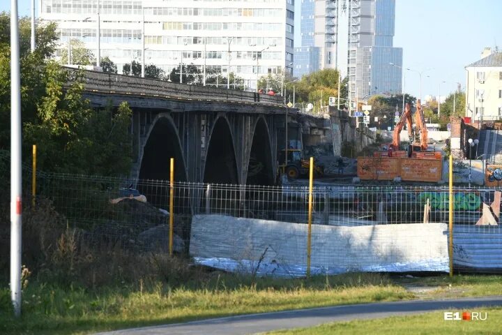 Макаровский мост фото Остатки старого Макаровского моста начали Круглосуточные новости Екатеринбурга E