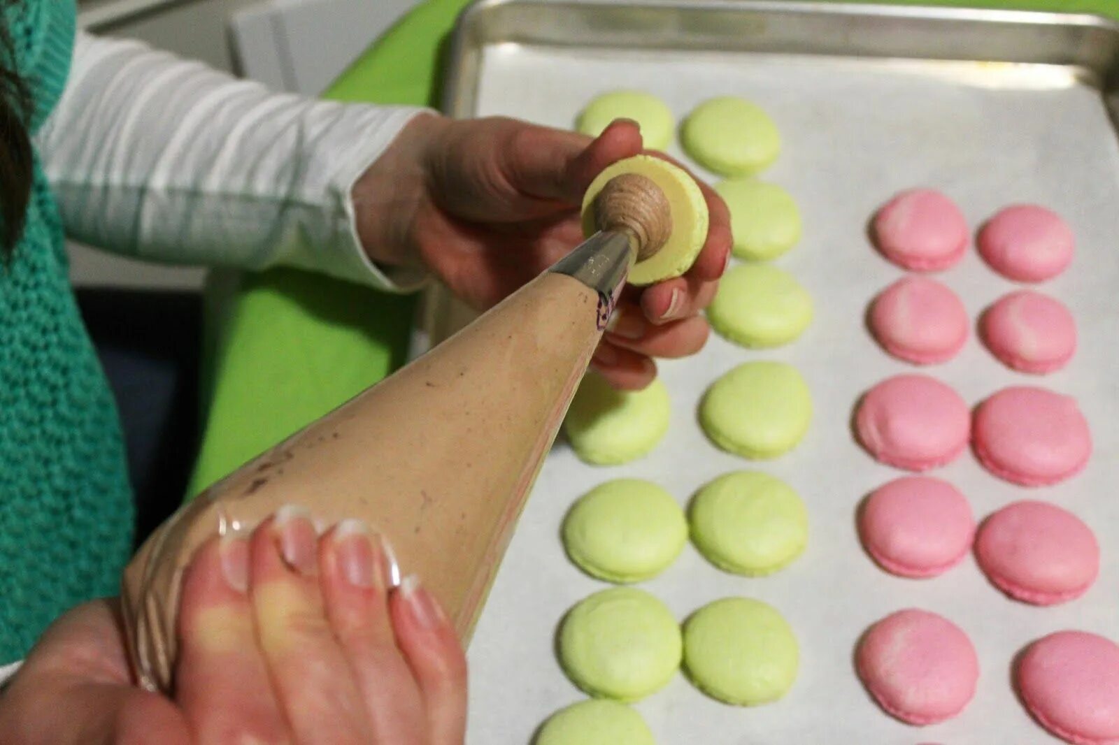 Макаруны рецепт в домашних условиях с фото Worth Pinning: French Macarons with Nutella Buttercream Filling Nutella buttercr