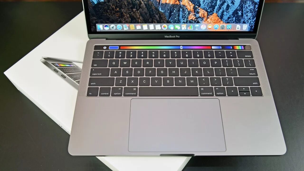Макбук 13 фото Ноутбук Apple MacBook Pro 13 with Touch Bar Серебристый Late 2016 MNQG2RU/A 13" 