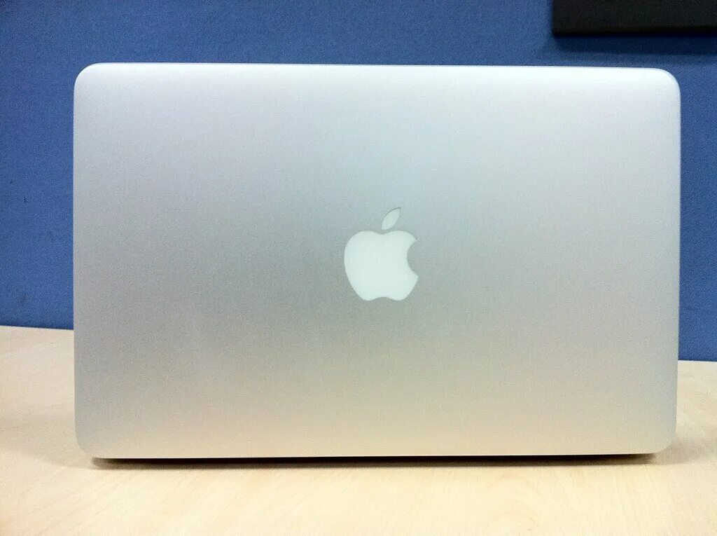 Макбук айфон фото 11 Inch MacBook Air Bite this apple and think different. bfishadow Flickr