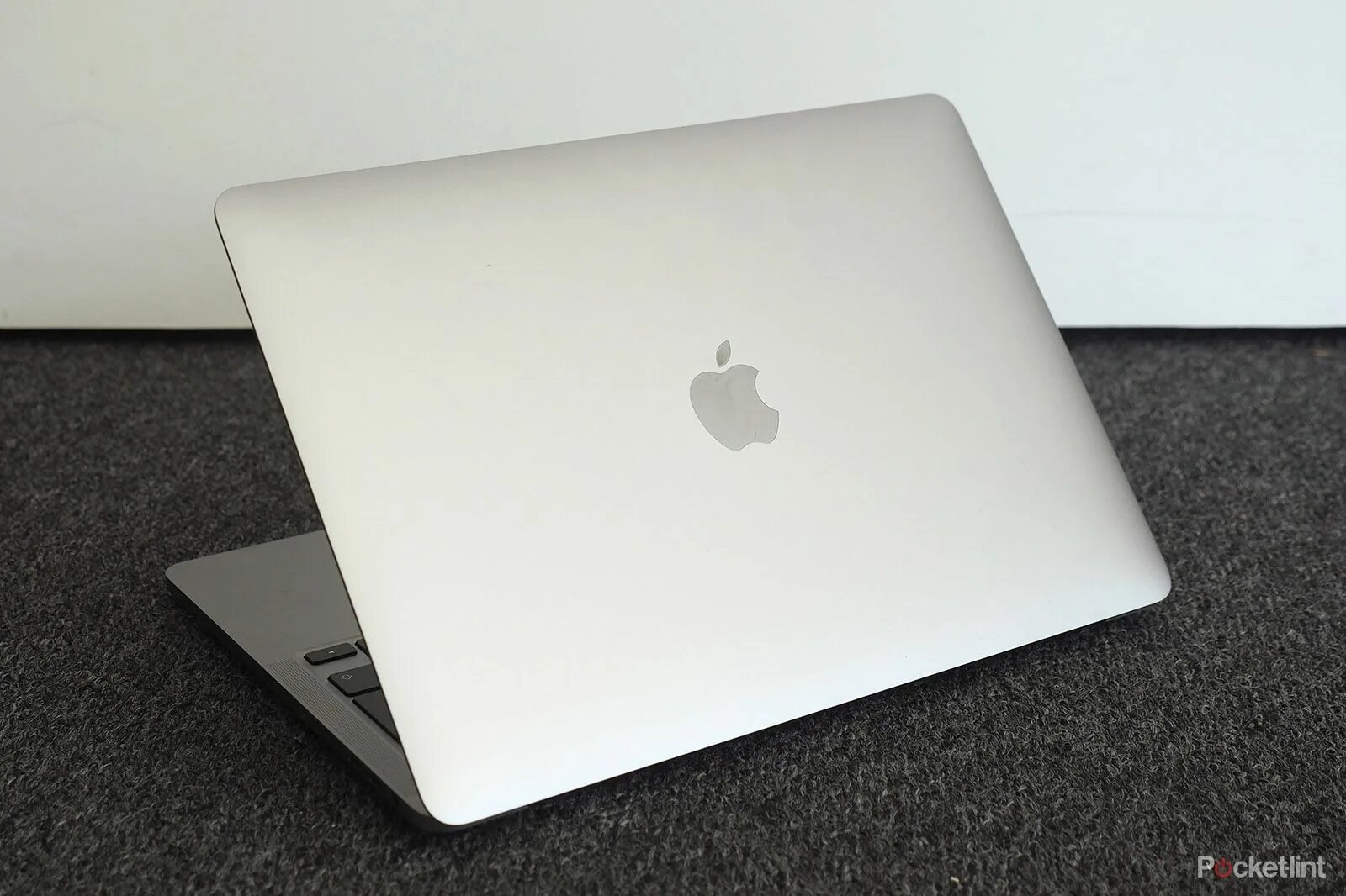 Макбук айфон фото Обзор Apple MacBook Pro (2020): добавление волшебства? - EliteTech