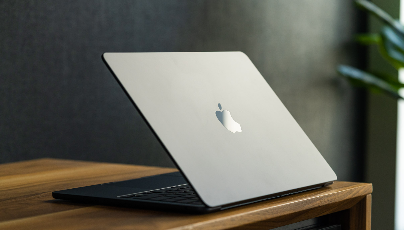 Макбук айфон фото Продажи MacBook в России увеличились на 20 % в 2023 году