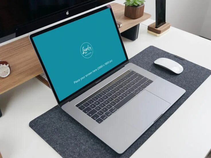 Макбук для дизайнера интерьера MacBook Pro on the Table Free Mockup Free mockup, Photoshop mockup free, Macbook