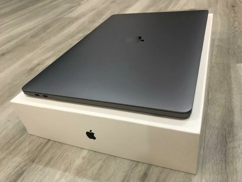 Макбук серый космос фото Macbook серебристый или серый космос: Какой цвет MacBook выбрать: серебристый, з
