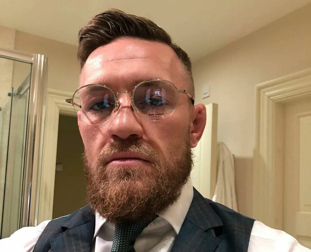 Макгрегор в очках фото Конор МакГрегор должен был подраться на UFC 224