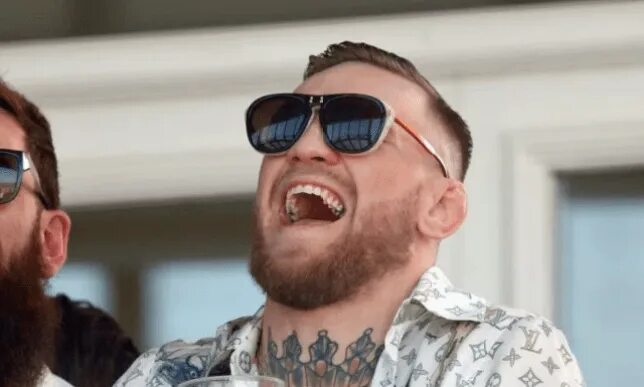 Макгрегор в очках фото Conor McGregor trolls Floyd Mayweather ahead of super-fight in August Metro News
