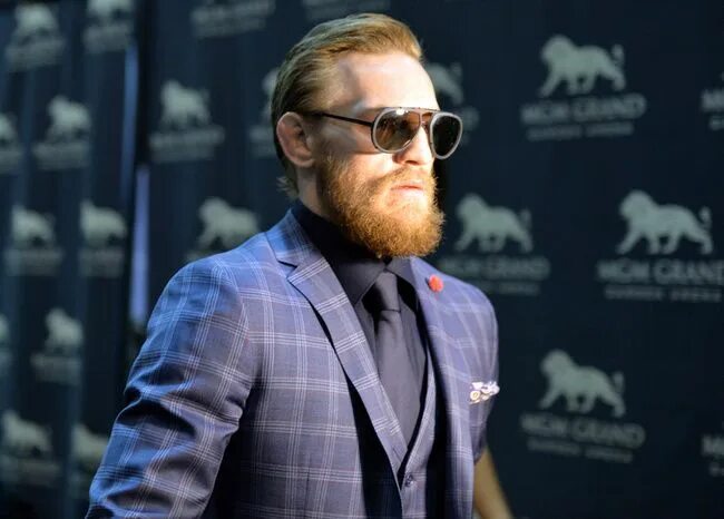 Макгрегор в очках фото FIGHTLAND Conor mcgregor, Conor mcgregor suit, Most stylish men