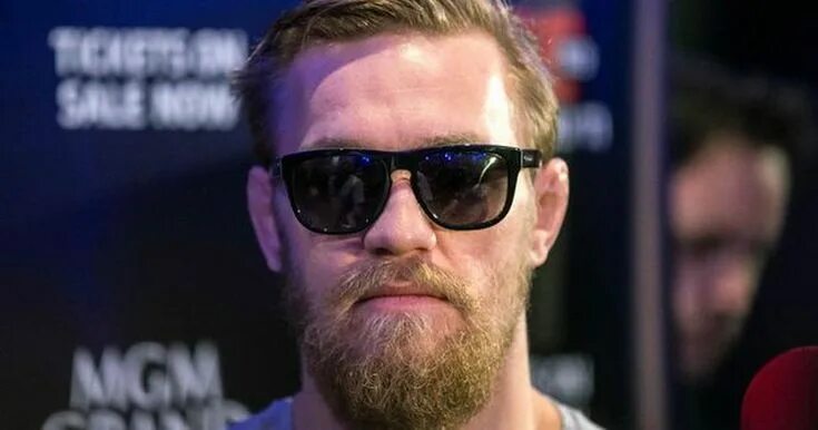Макгрегор в очках фото The Notorious is back in Dublin for a variety of promotional duties and training