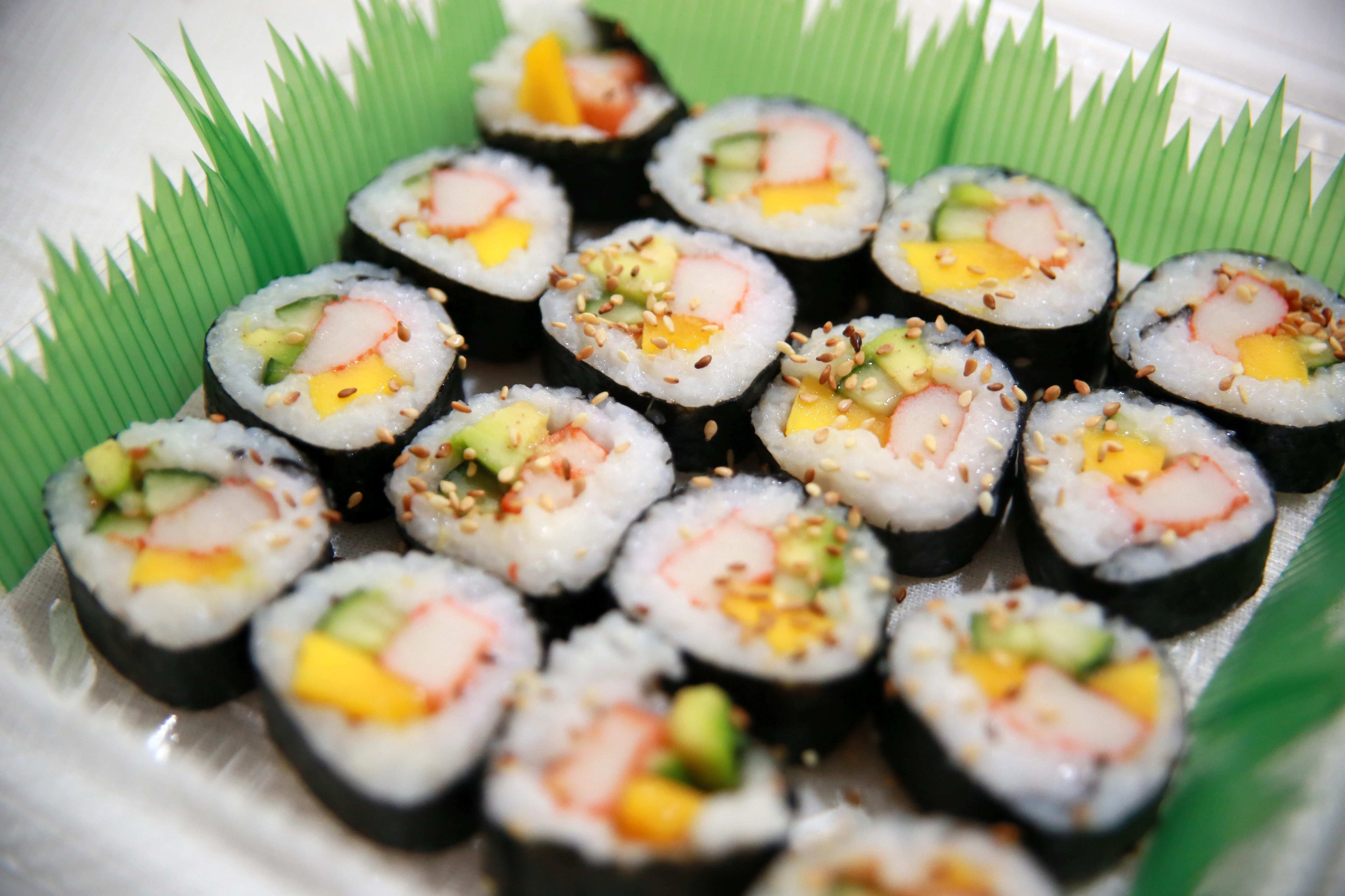 Маки суши фото Maki Sushi maken Sushi maken, Zalm sushi, Sushi