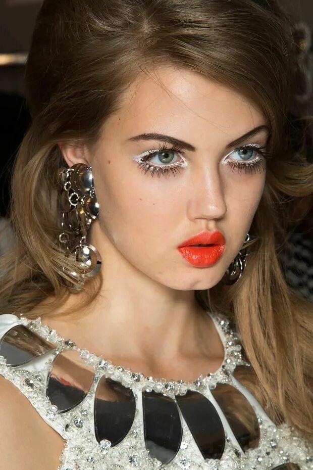 Макияж 00 х годов 1960s hairstyles / 60s hair White eyeliner, 1960s hair, Bold makeup looks