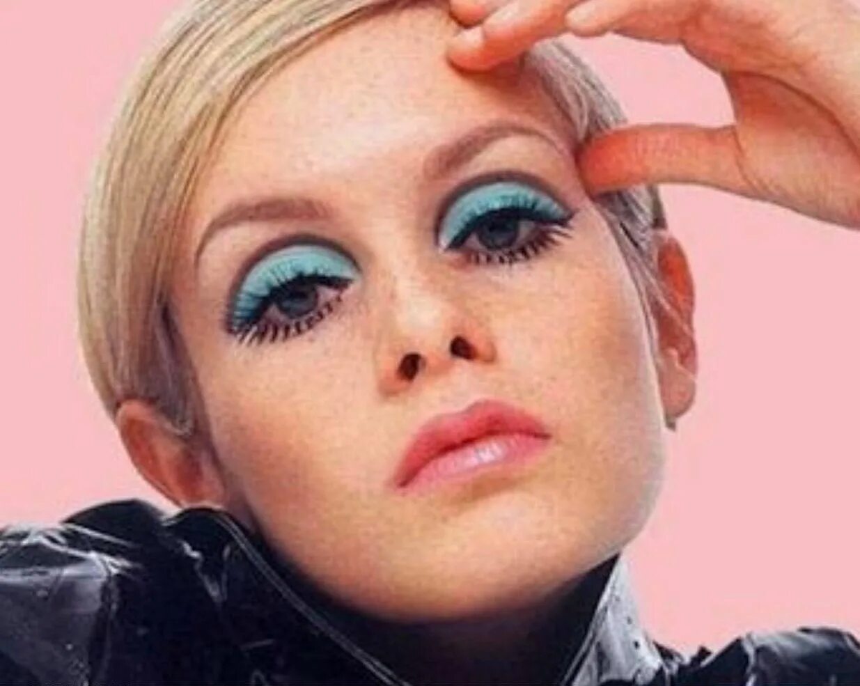 Макияж 00 х годов Shades of Blue: Fashion's Obsession with Blue Eyeshadow - V Magazine 60s makeup,