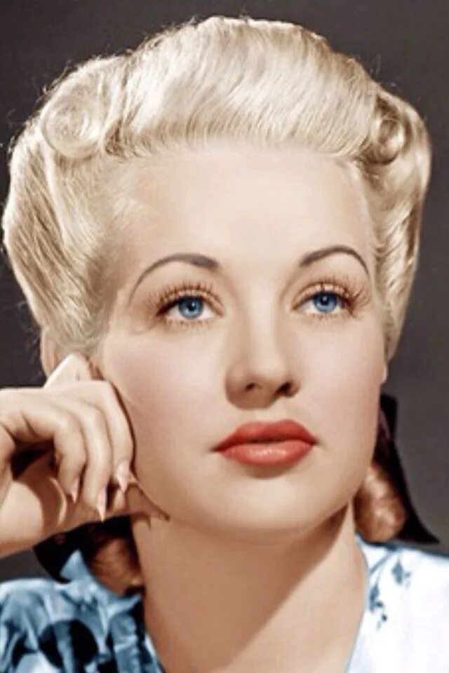 Макияж 1940 х годов 40's Makeup Vintage makeup looks, Vintage hairstyles, 40s makeup
