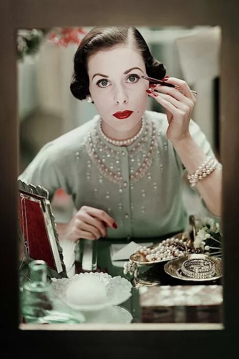 Макияж 1950 х годов A Woman Applying Make-up by Frances Mclaughlin-Gill Glamour, Vintage hairstyles,