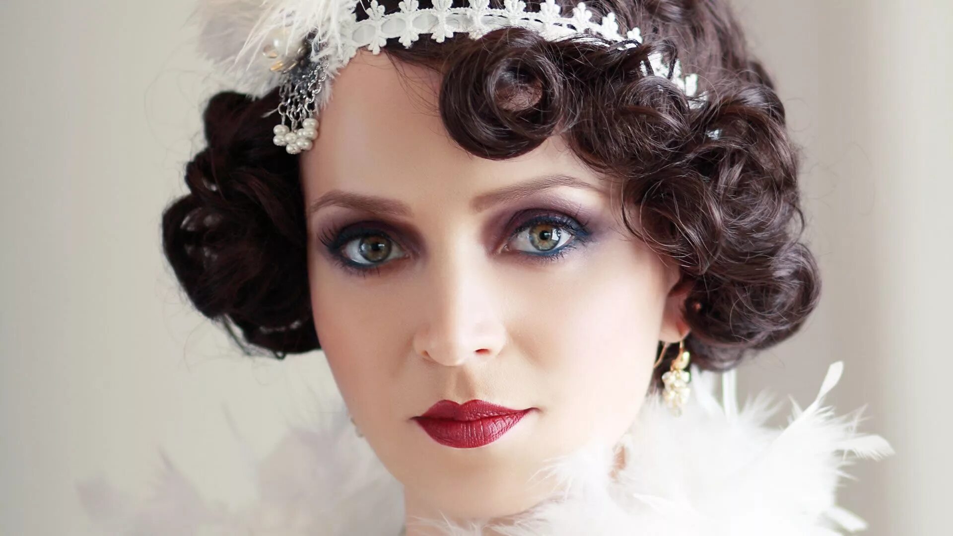 Макияж 20 30 годов Atuendo típico de Charlestón Maquillaje años 20, Cabello flapper, Ideas de cabel