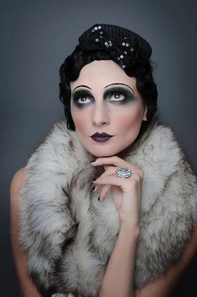 Макияж 20 годов 20 века From a 1920s Makeup Look, To Trendy Dark Lipstick 1920s makeup look, Vintage mak