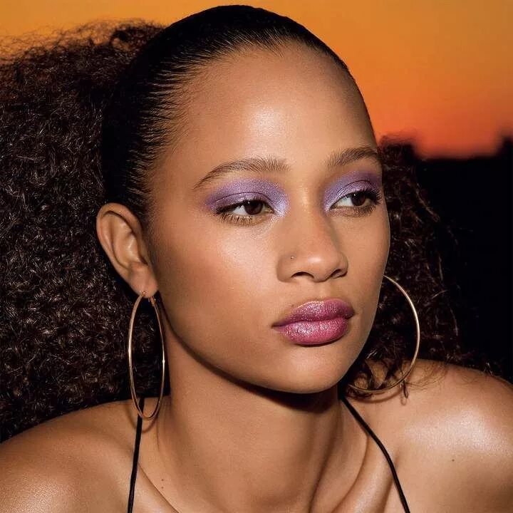 Макияж 2000х годов Fenty Beauty By Rihanna Galaxy Eyeshadow Palette Eyeshadow trends, Dark skin mak