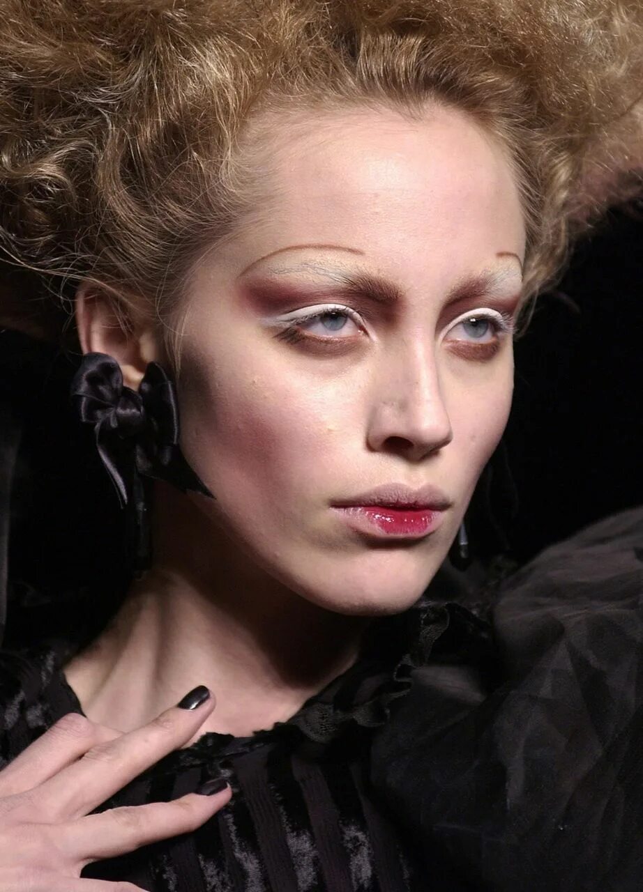 Макияж 2004 года John Galliano Spring 2004 John galliano, Beauty hair makeup, Beauty