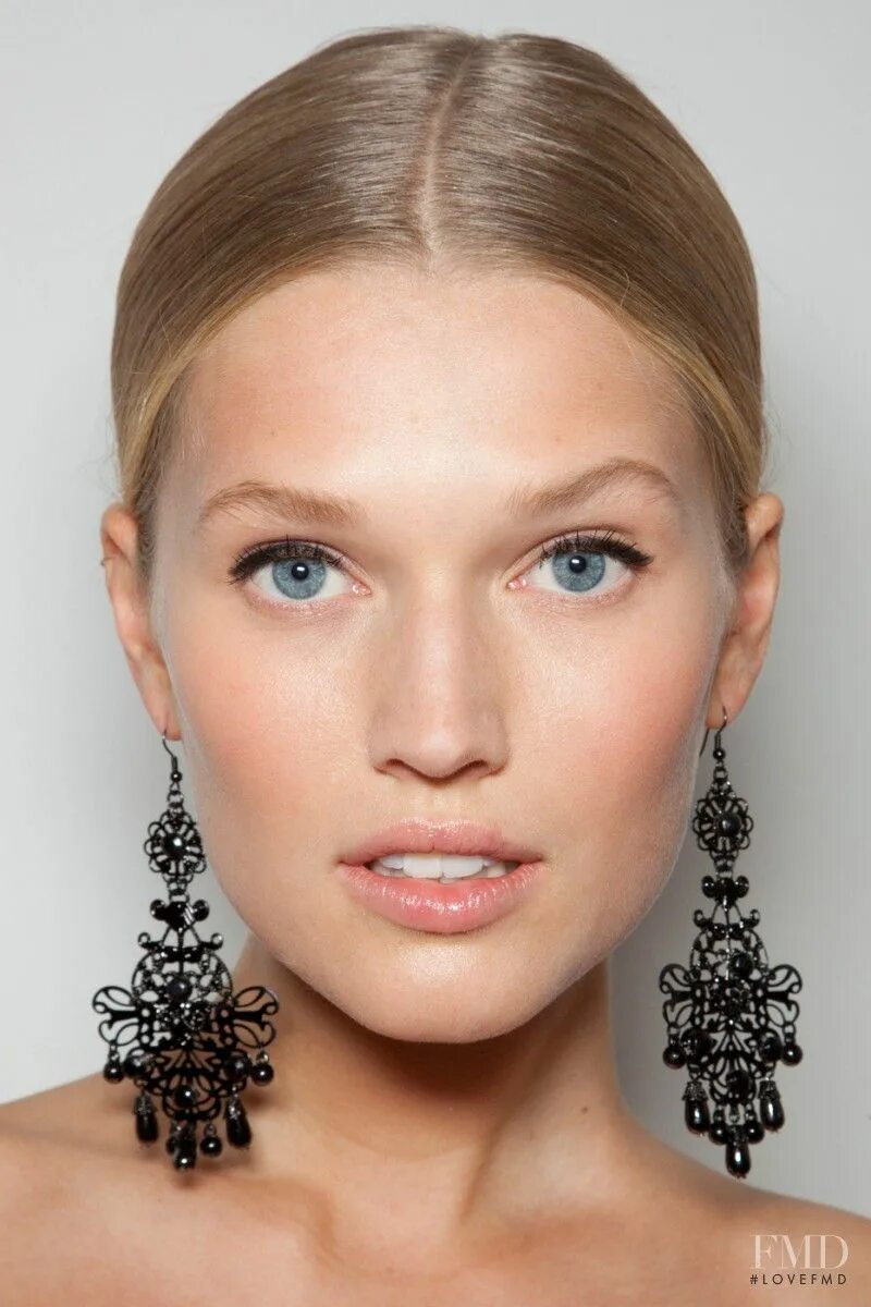 Макияж 2004 года Maquillaje de belleza, Toni garrn, Peinados