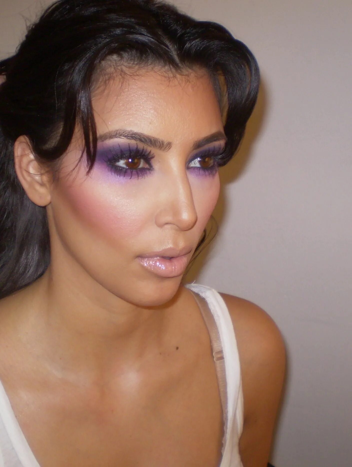 Макияж 2005 года Kim Kardashian. Celebrity makeup, Kim kardashian makeup, Purple makeup looks