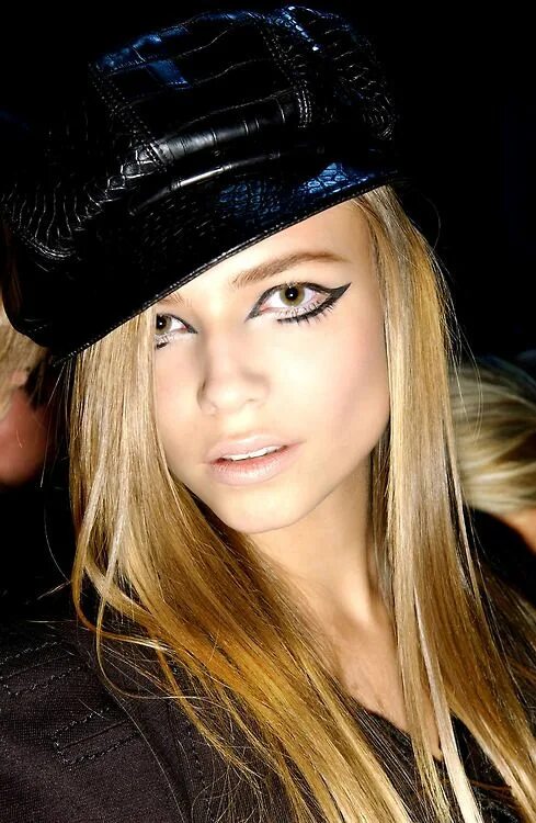 Макияж 2005 года Backstage @ Christian Dior by John Galliano - Fall/Winter 2005 - eye liner Chris