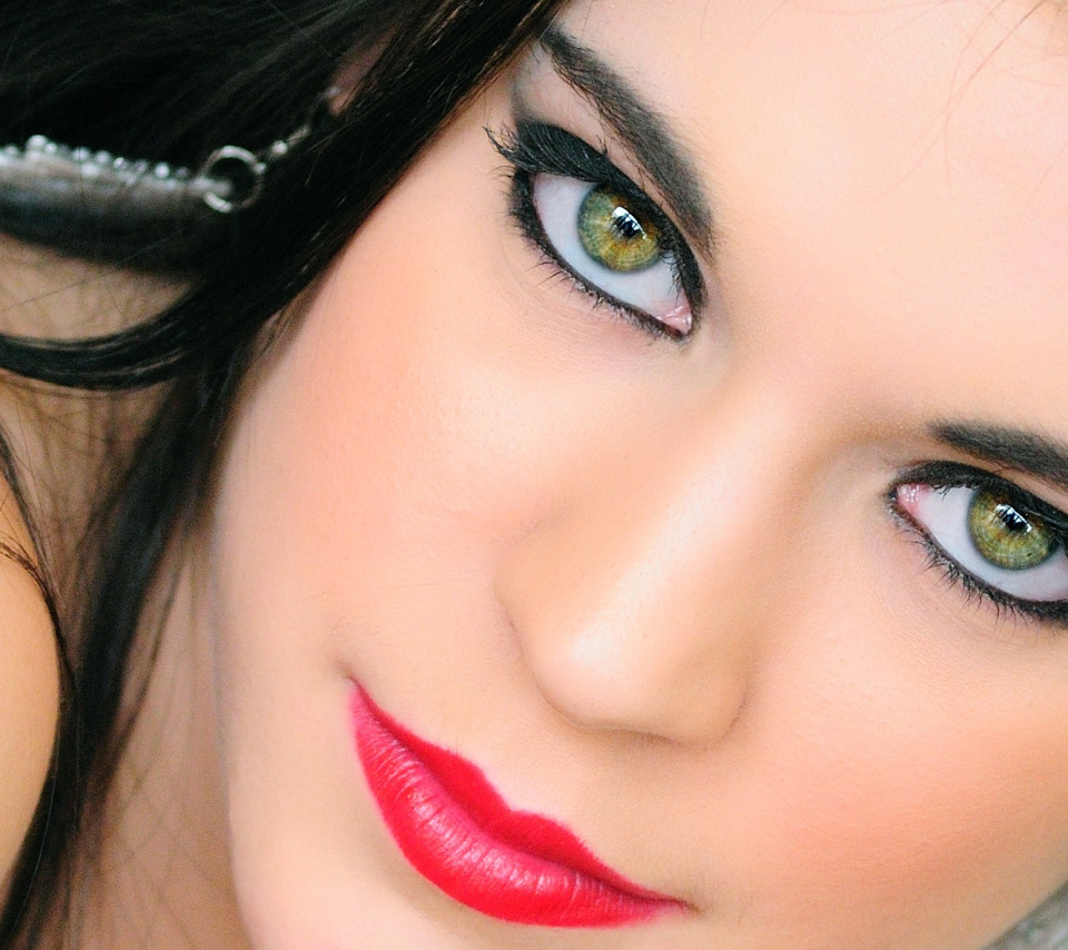Макияж 2006 года Download wallpaper look, portrait, makeup, lips, photographer, green-eyed, Giova