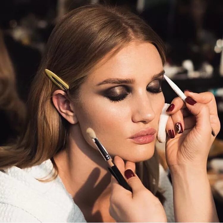 Макияж 2010 х годов от визажистов Rosie Huntington Whiteley x Versace Versace makeup, Fashion makeup, Makeup inspi