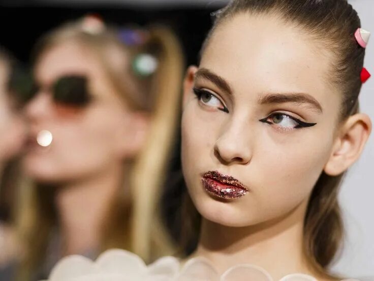 Макияж 2017 год подростки How to create this season’s graphic eyeliner trend Makeup trends, Hair makeup, H