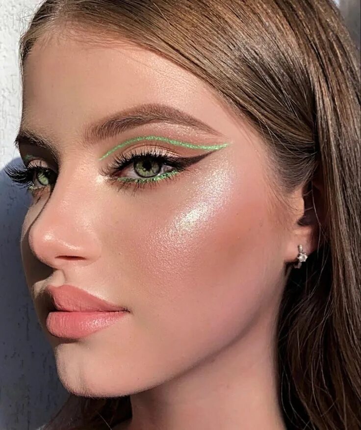 Макияж 2024 тренды для зеленых глаз StyleGPS " Green Eyeliner Looks in 2020 Rhinestone makeup, Creative eye makeup, 
