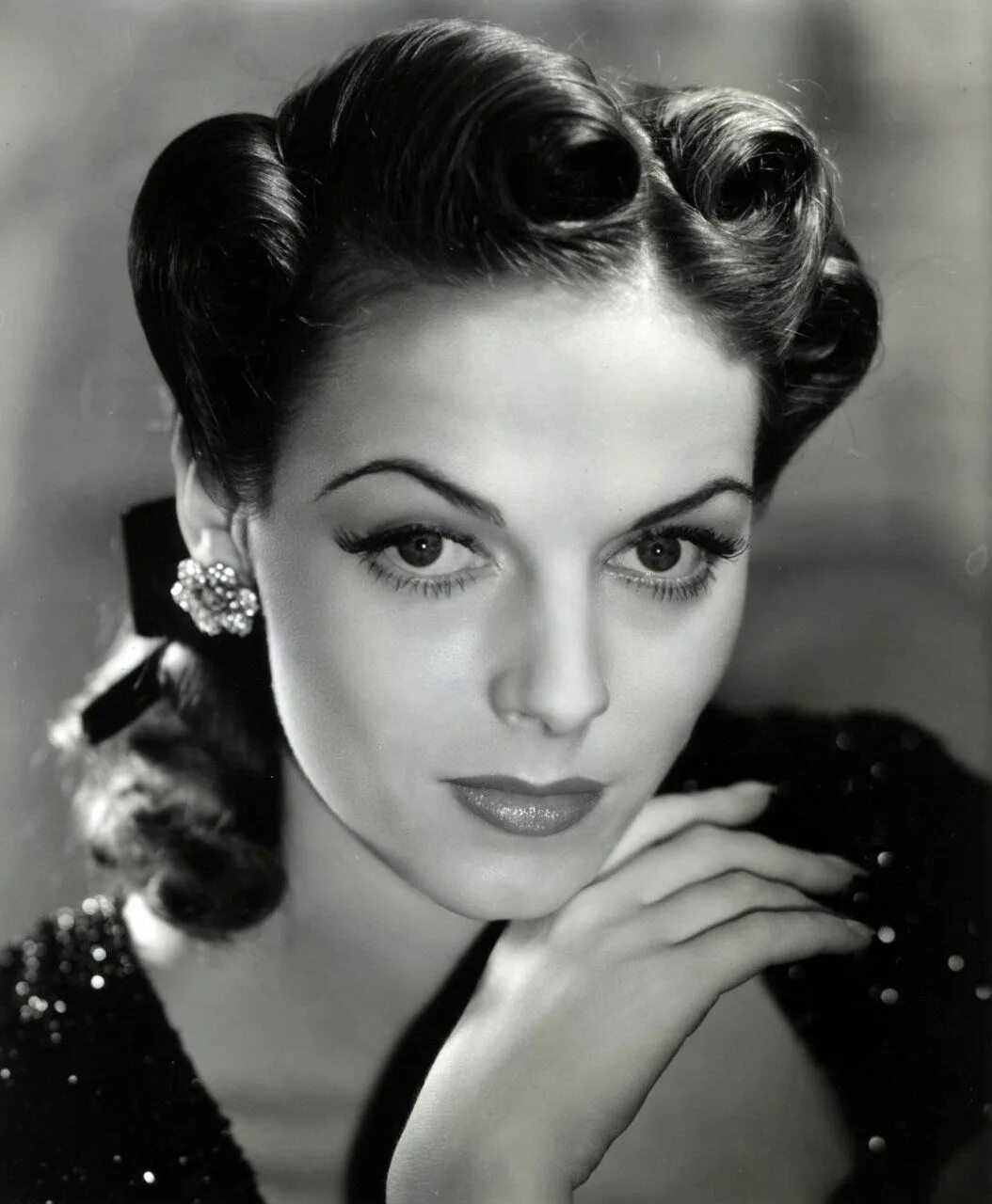 Макияж 40 годов Get me a bromide and put some gin in it. 1940s hairstyles, Womens hairstyles, Vi