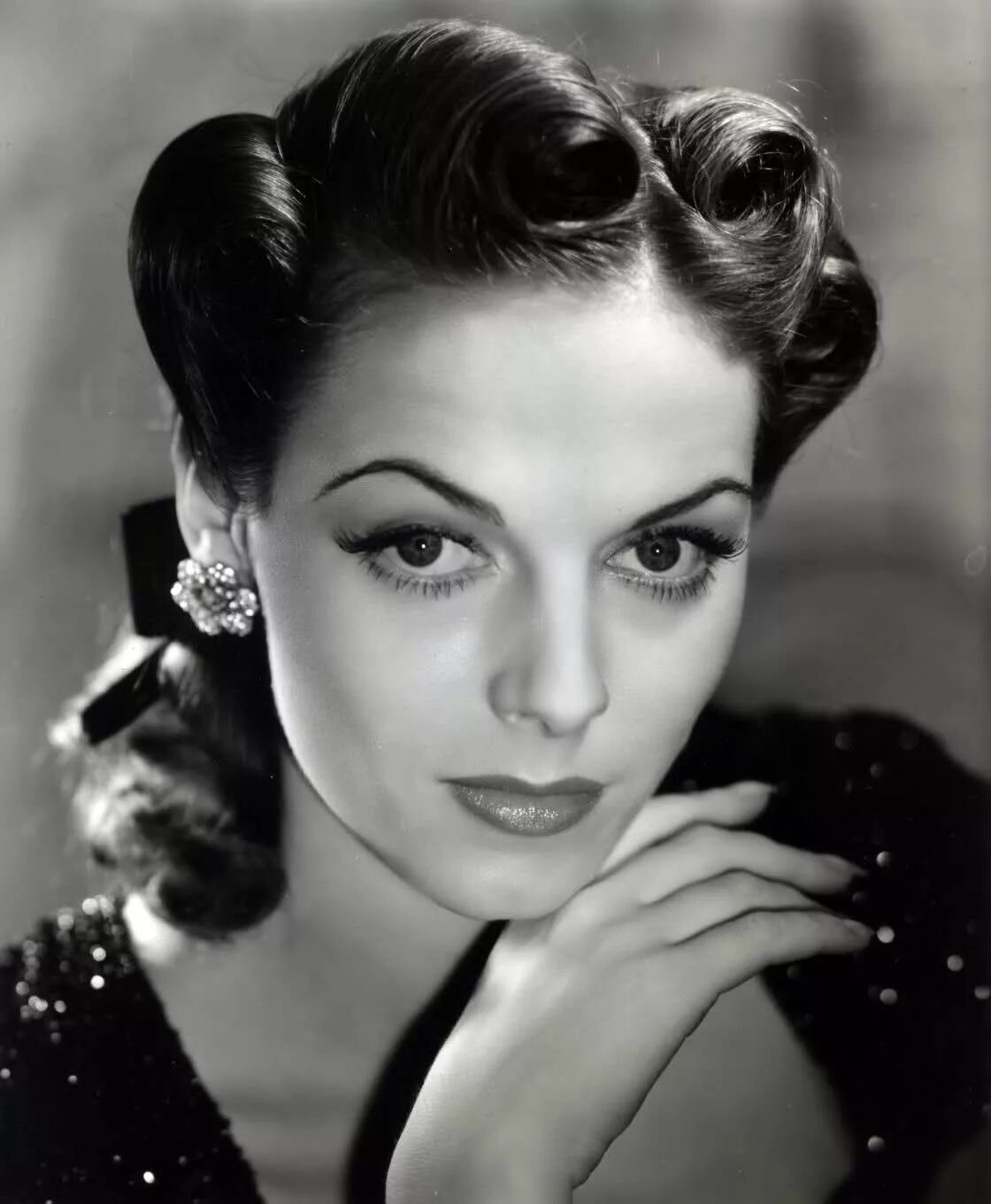 Макияж 40х годов Possible Hair style 1940s hairstyles, Womens hairstyles, Vintage hairstyles