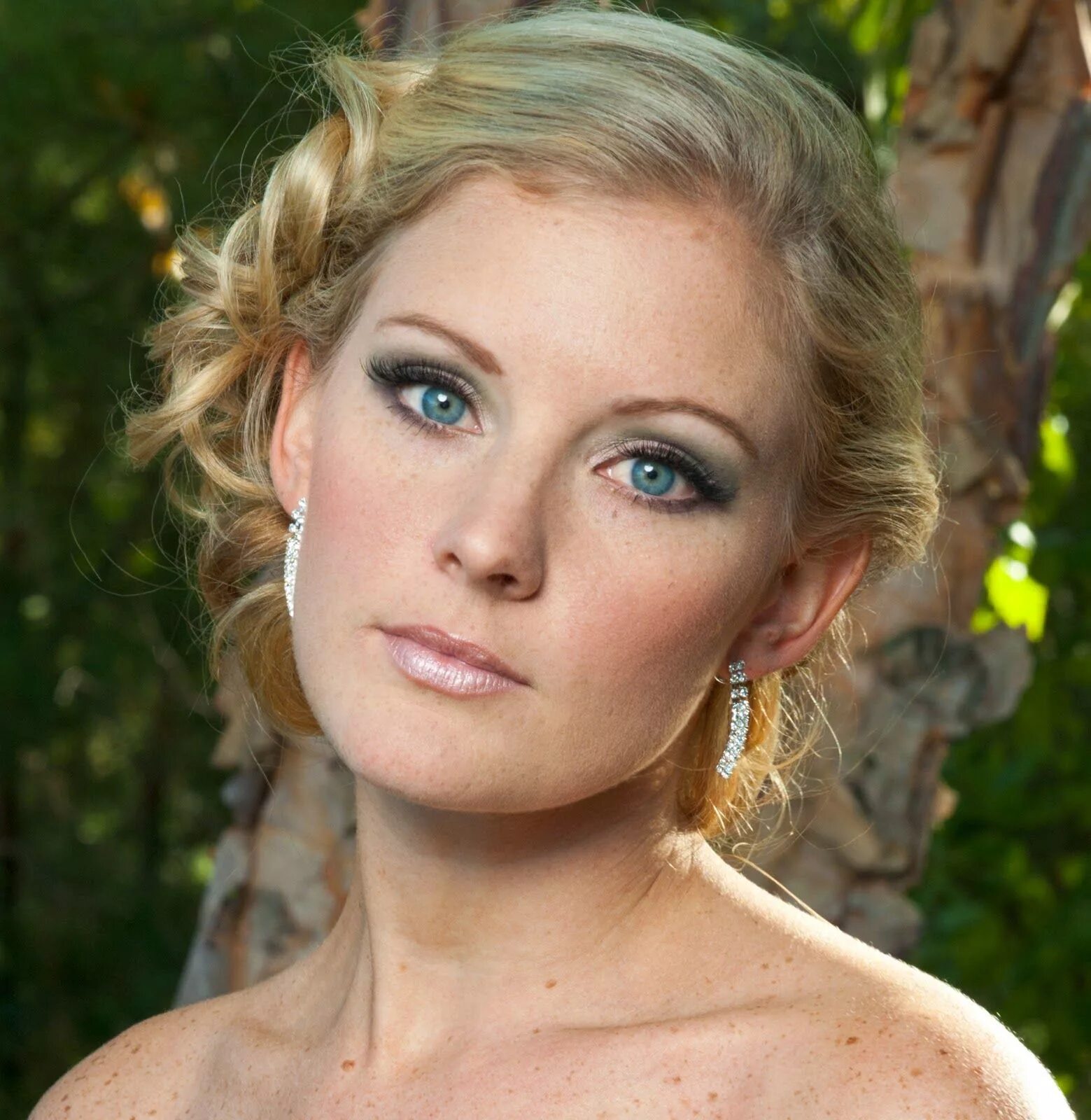 Макияж 45 лет блондинка Wedding Makeup Tips for Blue-Eyed Brides with Blond Hair Blonde hair makeup, Wed