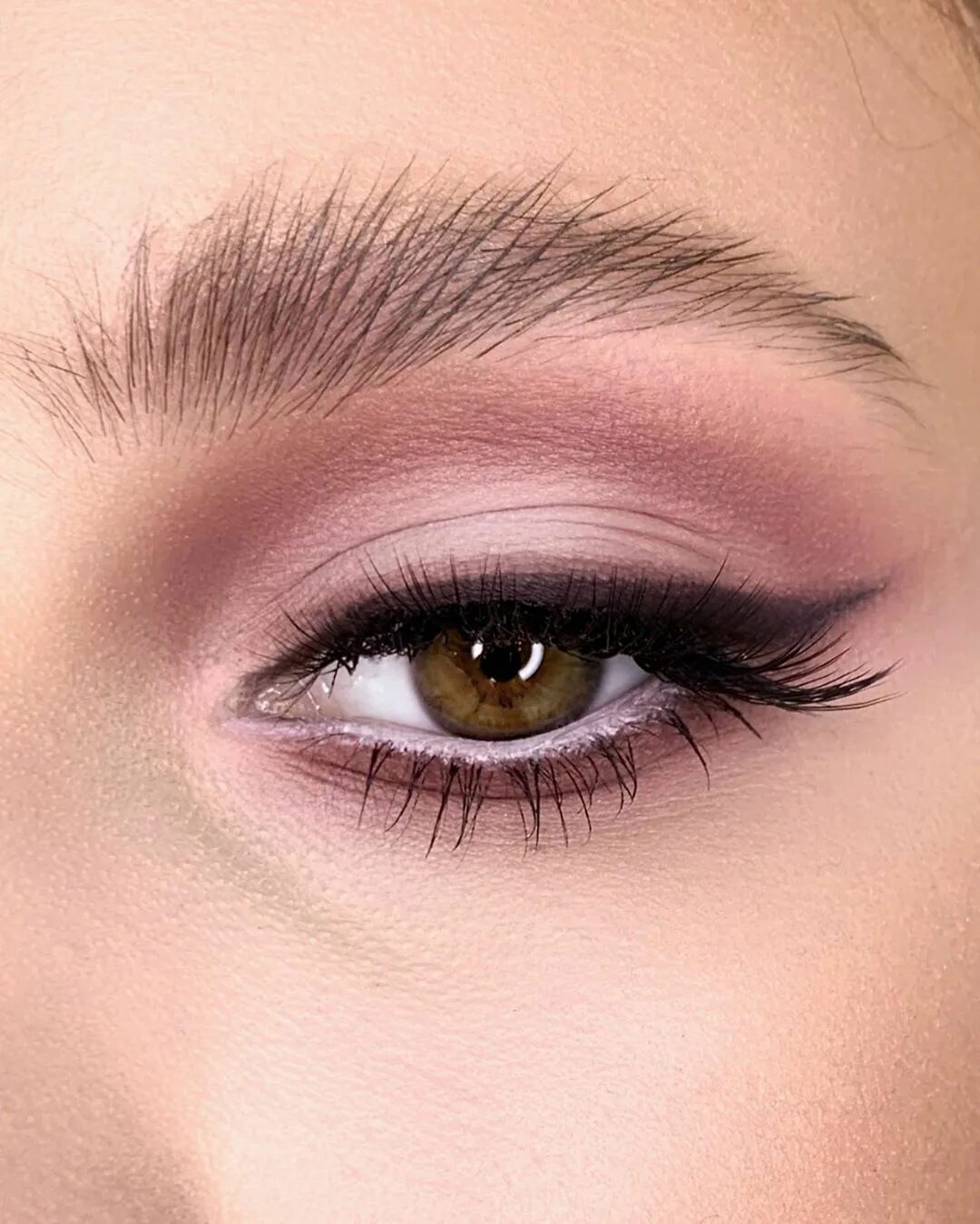 Макияж для нависшего века светлых глаз Anna Dyuryagina on Instagram: "Растушеванная стрелка с индивидуального повышения