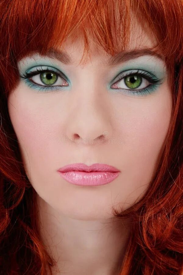 Макияж для рыжих с зелеными глазами Beautiful Young Woman Grooming Eyebrows Mascara Stock Photos - Free & Royalty-Fr